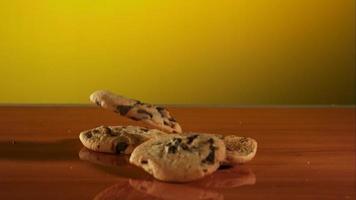 biscotti che cadono e rimbalzano in ultra slow motion (1.500 fps) su una superficie riflettente - cookies phantom 013 video