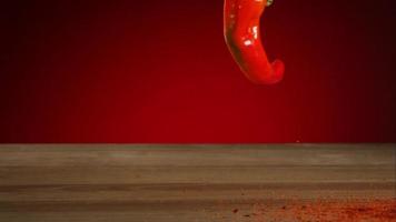paprika som faller och studsar i ultra slow motion (1500 fps) på en reflekterande yta - studsande paprika fantom 010 video