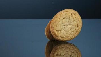 biscotti che cadono e rimbalzano in ultra slow motion (1.500 fps) su una superficie riflettente - cookies phantom 052 video