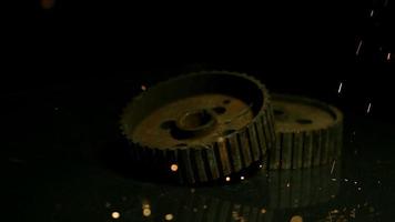 vonken met versnellingen in ultra slow motion (1500 fps) op een reflecterend oppervlak - sparks w gears 006 video