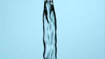 Wasser gießt und spritzt in Ultra-Zeitlupe (1.500 fps) auf eine reflektierende Oberfläche - Wasser gießt 098 video