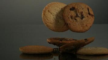 biscotti che cadono e rimbalzano in ultra slow motion (1.500 fps) su una superficie riflettente - cookies fantasma 121 video