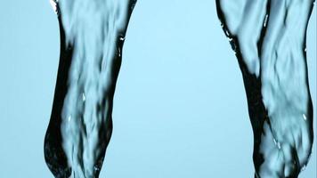 acqua che versa e schizza in ultra slow motion (1.500 fps) su una superficie riflettente - l'acqua versa 168 video