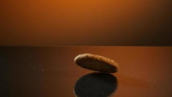 biscotti che cadono e rimbalzano in ultra slow motion (1.500 fps) su una superficie riflettente - cookies phantom 037 video