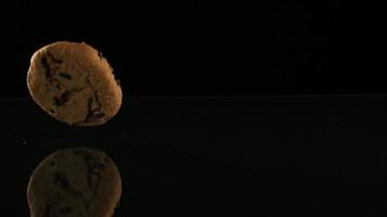 Kekse fallen und springen in Ultra-Zeitlupe (1.500 fps) auf eine reflektierende Oberfläche - Kekse Phantom 005 video