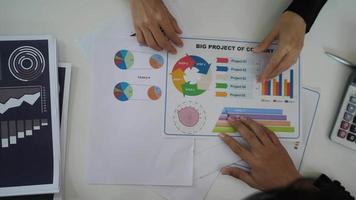 gruppaffärsfolk som kommer under förklarar diskussioner om finansiella diagram och affärsdiagram video