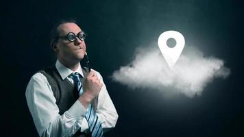 nerd drôle ou geek à la recherche de nuage volant avec icône de localisation rotative video