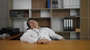 Lazy man sleeps at com. He have com hard. video