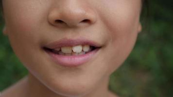 close-up mond klein meisje spreken en praten video