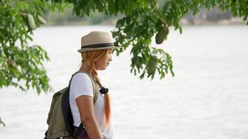 femme avec un sac à dos marchant se détendre et rafraîchir l'air video