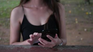 belle femme utilisant un smartphone et montrant un écran vert à la caméra video