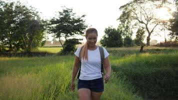 Mujer caminante mirando un mapa mientras viaja en una caminata video