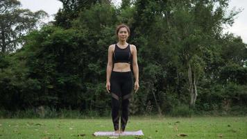 belle femme fait du yoga dans le parc video