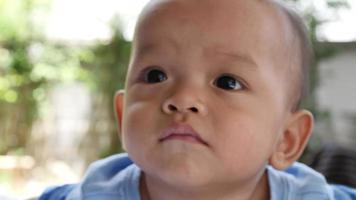 slow motion close-up van huilende babyjongen video