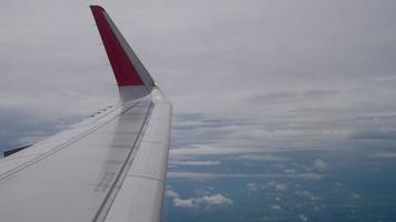 ala de un avión volando por encima de las nubes desde la ventana video