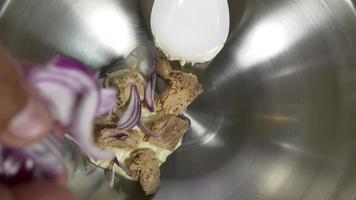 vista de cima do jovem chef de saúde jogando uma saborosa salada verde orgânica. video