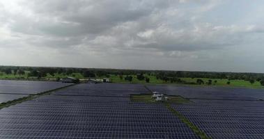vista aérea da fazenda de células solares video