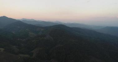 sobrevôo aéreo de belas montanhas da tailândia video