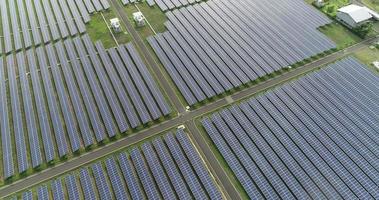 luchtfoto van zonnecelboerderij video