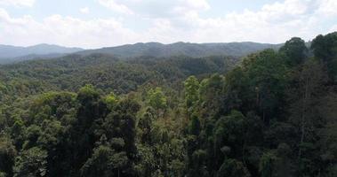 luchtdoorlaat van prachtige bergen Thailand video