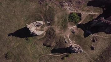 drone vliegt boven oude kasteelruïnes in 4k