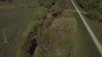 drone vliegt boven bomen en watergaten in 4k video