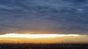 alba con cielo blu e giallo video