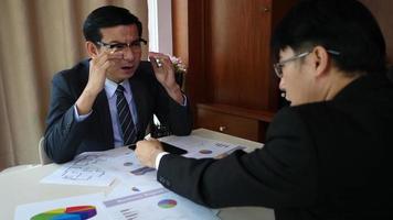 chefe zangado insatisfeito com o resultado de comunicação ruim. video