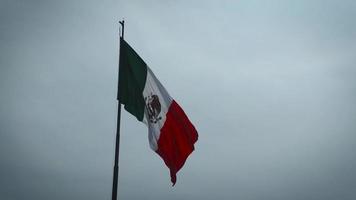 Drapeau du Mexique sur la place principale de Zocalo de Mexico