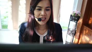Soporte de centro de llamadas de mujer de negocios hablando con el cliente sobre el servicio video