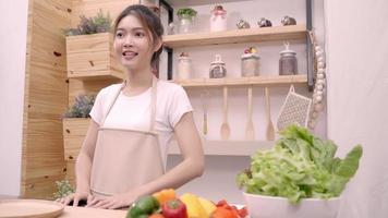les femmes utilisent des légumes biologiques préparant une salade pour un corps en forme à la maison. video