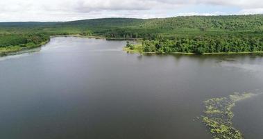 vista aérea da barragem do campo da tailândia. video