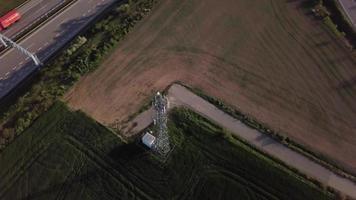 drone in orbita attorno a una torre radio in 4K video