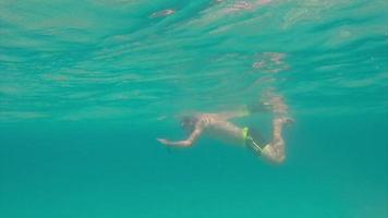 ragazzo lo snorkeling in mare in 4K video