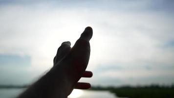 Mann Hand greift nach der Sonne. video