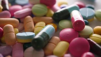 close-up van gezonde pillen draaien op tafel video