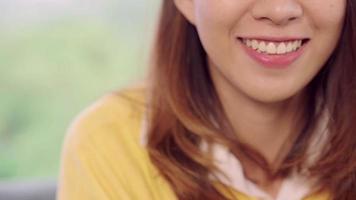 adolescente, mujer asiática, sonriente video