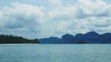 b-roll de la plage de krabi en thaïlande. video