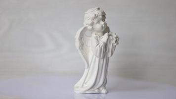 estátua de anjo branco video