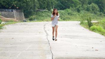 vrouw joggen in het park video