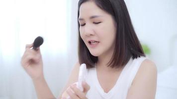 feliz hermosa joven asiática uso revisión de cosméticos maquillaje tutorial transmisión video en vivo a redes sociales.