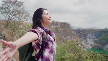 cámara lenta - mujer de mochilero asiático excursionista caminando a la cima de la montaña. video