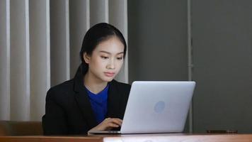 Businesswoman coming on a laptop  video