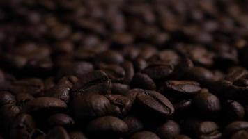 bruna rostade kaffebönor som faller på en hög video