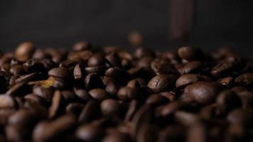 bruna rostade kaffebönor som faller på en hög