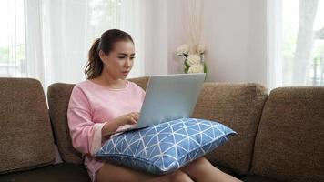 mulher usando laptop na sala de estar