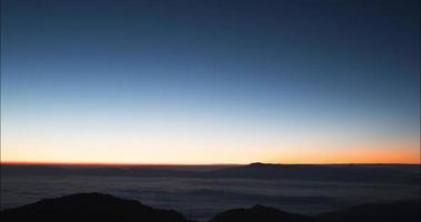 time-lapse van mistige berg met zonsopgang video