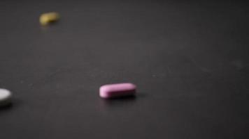 pillole che cadono sul tavolo