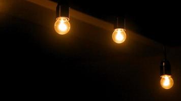 mörkt rum med glödlampor video