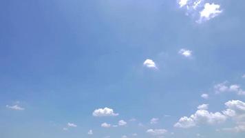 nuage blanc sur ciel bleu video